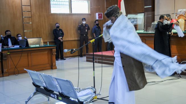 Terdakwa kasus dugaan kasus penyebaran berita bohong Bahar Bin Smith mengenakan kain saat menjalani sidang dakwaan di Pengadilan Negeri Bandung, Jawa Barat, Selasa (5/4/2022). ANTARA FOTO/Raisan Al Farisi
