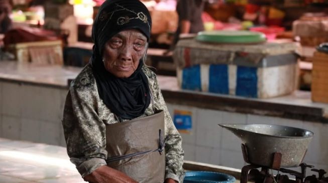 Inilah Khodijah, Nenek Penjual Bandeng Berumur 100 Tahun Lebih Asal Sidoarjo