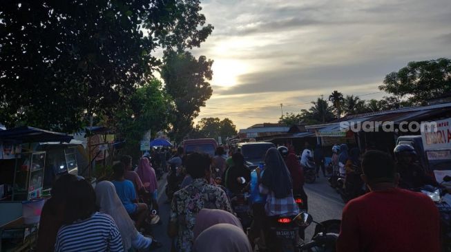 Pasar Pabukoan di Lubuk Minturun Padang Diserbu Pemburu Takjil, Jalanan Padat Merayap