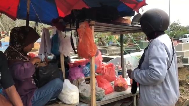 Ramadhan Berkah Bagi Penjual Bunga di TPU Taman Langgeng Batam, Berebut Pembeli Demi Hidupi 5 Anak