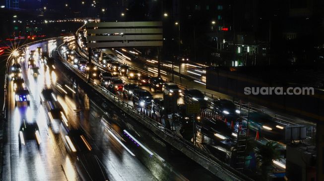 Kendaraan terjebak kemacetan di ruas Jalan Gatot Subroto, Tol Dalam Kota, Jakarta, Selasa (5/4/2022).  [Suara.com/Alfian Winanto]
