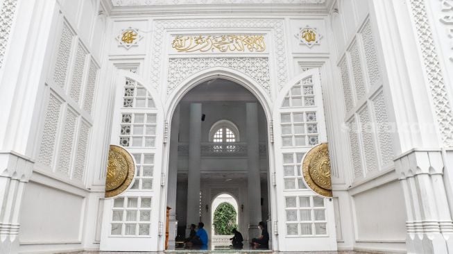 Pemandangan Interior pintu masuk Masjid Ramlie Musofa di Sunter, Jakarta Utara, Selasa (5/4/2022). [Suara.com/Alfian Winanto]