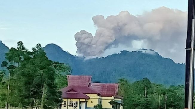 Gunung Dokuno Halmahera Utara Erupsi, Warga Mulai Terganggu Dengan Hujan Abu Vulkanik