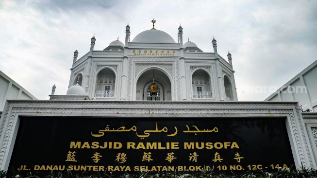 Pemandangan Masjid Ramlie Musofa di Sunter, Jakarta Utara, Selasa (5/4/2022). [Suara.com/Alfian Winanto]