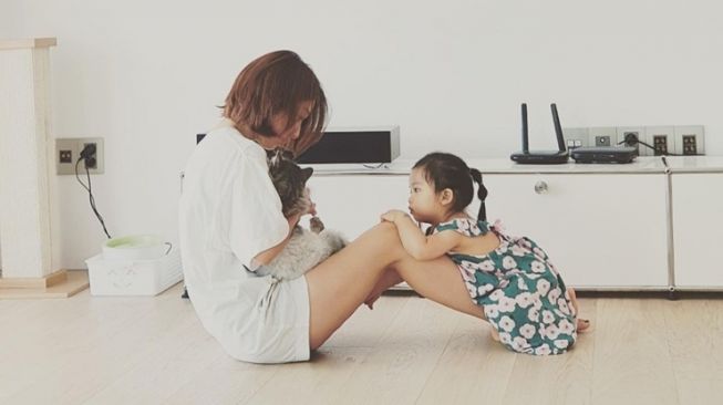 Potret Park Shin Hye Momong Anak Kecil (Instagram/@ssinz7)