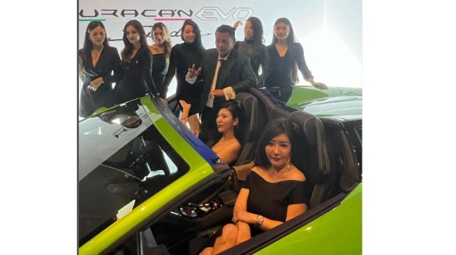 Deretan Gaya Hotman Paris Pamer Lamborghini Huracan Evo Bersama para Aspri, Awas Jangan Salfok