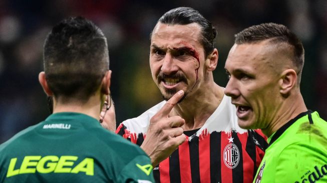 Pemain depan AC Milan Zlatan Ibrahimovic bereaksi setelah  terluka hingga berdarah usai beradu kepala dengan bek Bologna Gary Medel selama pertandingan sepak bola Serie A Italia antara AC Milan melawan Bologna  di stadion San Siro, Milan, Italia, Selasa (5/4) dini hari WIB. MIGUEL MEDINA / AFP
