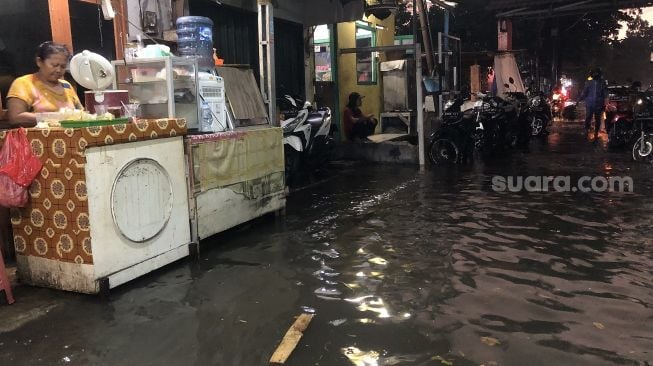 Puluhan rumah terendam banjir di Duri Kepa, Jakarta Barat, Selasa (5/4/2022) malam. [Suara.com/Faqih Fathurrahman]