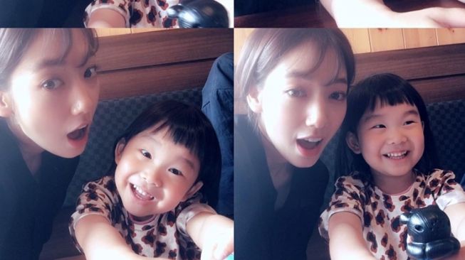 Potret Park Shin Hye Momong Anak Kecil (Instagram/@ssinz7)