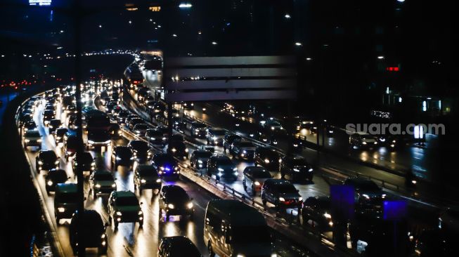 Kendaraan terjebak kemacetan di ruas Jalan Gatot Subroto, Tol Dalam Kota, Jakarta, Selasa (5/4/2022).  [Suara.com/Alfian Winanto]
