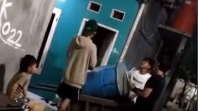 Bangunin Sahur Pakai Bedug Tapi Terlalu Berisik, 4 Pemuda Ini Disiram Air oleh Warga