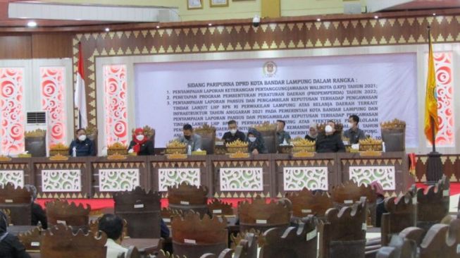 Rapat paripurna DPRD Bandar Lampung, Senin (4/4/2022). DPRD meminta Pemkot Bandar Lampung menindaklanjuti adanya dugaan kebocoran PAD. [ANTARA]