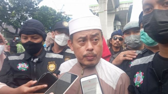 Ketua PA 212 Slamet Maarif di sela-sela aksi unjuk rasa yang berlangsung di Gedung ASEAN, Jakarta Selatan, Selasa (15/3/2022). [Suara.com/Yosea Arga]