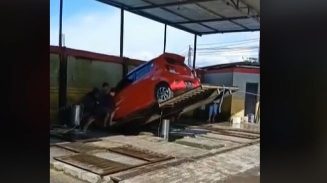 Toyota Agya nyungsep saat berada di tempat pencucian mobil (TikTok)