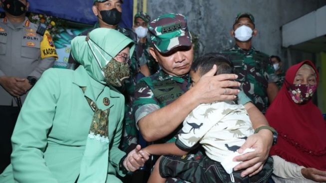 Jenguk 2 Anak Babinsa yang Tewas Diserang di Papua, KSAD Jenderal Dudung Menangis