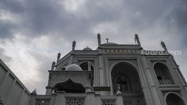 Pemandangan Masjid Ramlie Musofa di Sunter, Jakarta Utara, Selasa (5/4/2022). [Suara.com/Alfian Winanto]