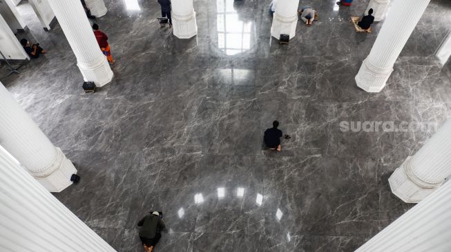 Pemandangan interior Masjid Ramlie  
Musofa di Sunter, Jakarta Utara, Selasa (5/4/2022). [Suara.com/Alfian Winanto]