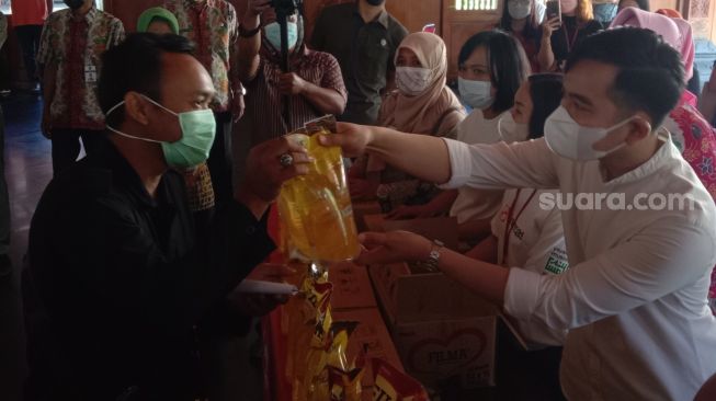 Pemkot Solo Gelar Bazar Minyak Goreng Murah, Namun Warga Harus Vaksin Sebelum Beli