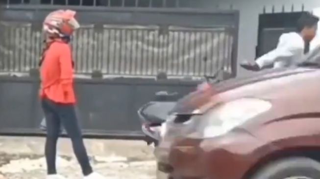 Diduga Bertengkar, Seorang Pria Banting Motor dan Tinggalkan Pacar di Pinggir Jalan (twitter/@jowoshitpost)