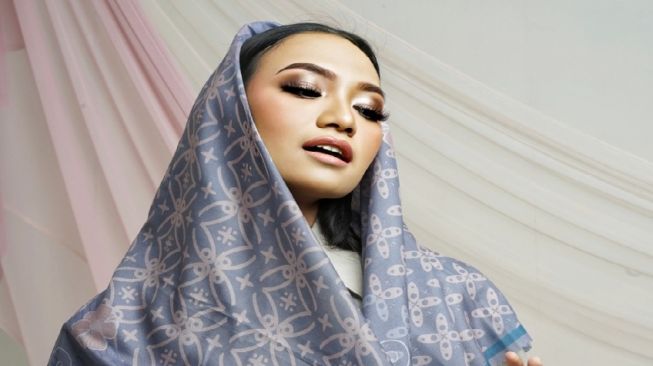 Puteri Indonesia Sumbar 2022 Erviera Syahnaz Maryam Lovienta mengenakan Scarf Minang Series rancangan Aqillah by Ria. (Foto: Dok. Aqillah by Ria) 