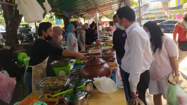 Warga Non Muslim di Batam Ikut Berburu Takjil di Bazar Ramadhan Pasar Mitra Raya