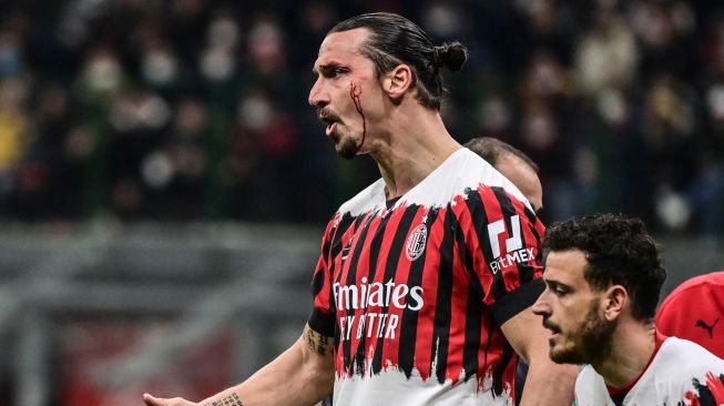 Pemain depan AC Milan Zlatan Ibrahimovic bereaksi setelah  terluka hingga berdarah usai beradu kepala dengan bek Bologna Gary Medel selama pertandingan sepak bola Serie A Italia antara AC Milan melawan Bologna  di stadion San Siro, Milan, Italia, Selasa (5/4) dini hari WIB. MIGUEL MEDINA / AFP