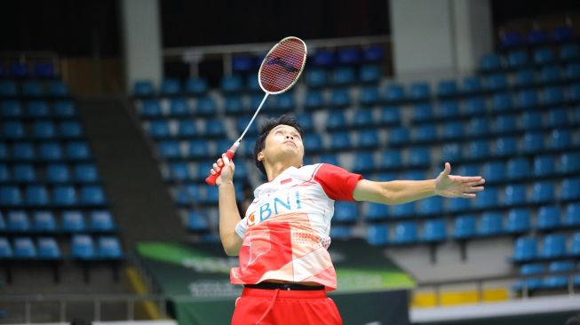 Pebulu tangkis tunggal putra Indonesia, Anthony Sinisuka Ginting di babak pertama Korea Open 2022. [PBSI]