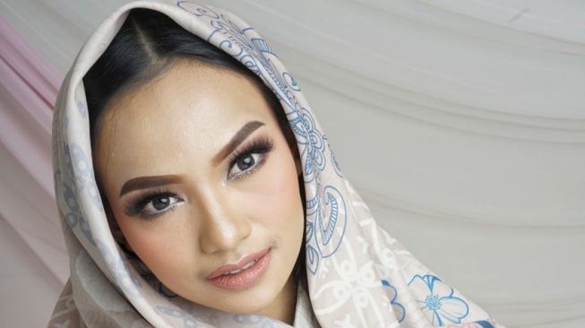 Puteri Indonesia Sumbar 2022 Erviera Syahnaz Maryam Lovienta mengenakan Scarf Minang Series rancangan Aqillah by Ria. (Foto: Dok. Aqillah by Ria) 