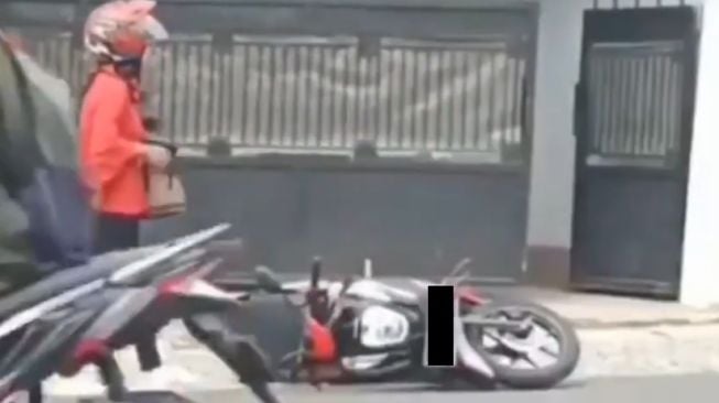 Diduga Bertengkar, Seorang Pria Banting Motor dan Tinggalkan Pacar di Pinggir Jalan (twitter/@jowoshitpost)