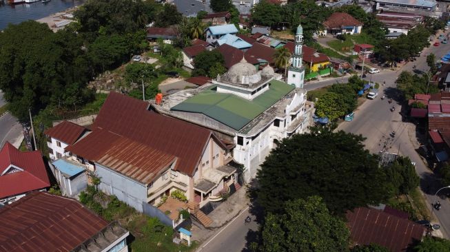 Foto udara Gereja Pantekosta Bukit Zaitun (kiri) dan Masjid Dakwah Wanita (kanan) di Kendari, Sulawesi Tenggara, Selasa (5/4/2022). ANTARA FOTO/Jojon
