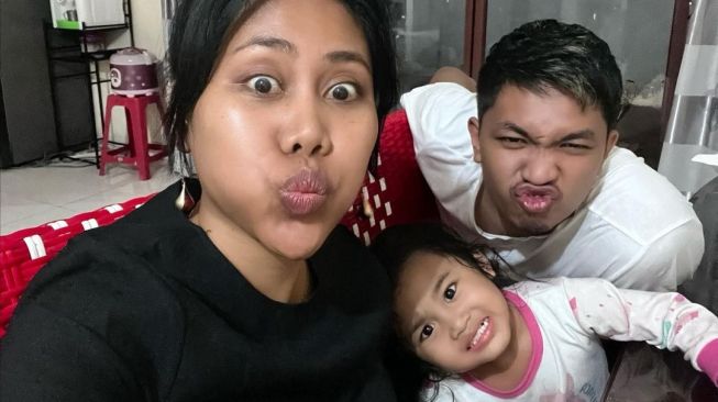 Evi Masamba bersama suami, Arif Hajriyanto dan putrinya, Meyshyla. [Instagram]