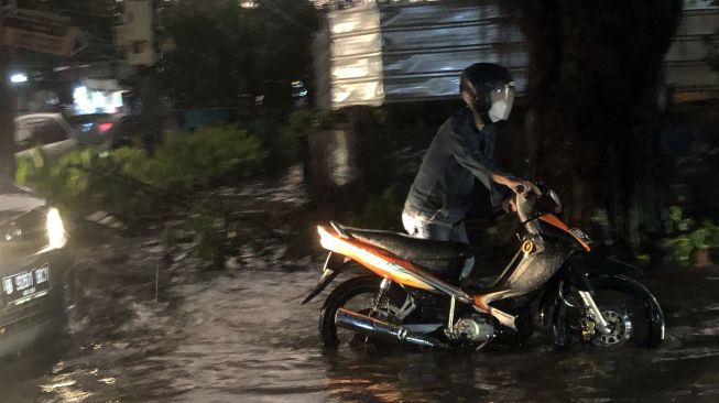 Genangan Air di wilayah Duri Kepa, Kebon Jeruk Jakarta Barat, Selasa (5/4/2022) malam. [Suara.com/Faqih Fathurrachman]