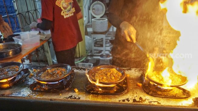 Sambel dibakar dengan cobek tanah liat pengganti hot plate, kuliner buka puasa unik khas Wonosobo. (Suara.com/Citra Ningsih)