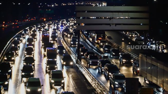 Kendaraan terjebak kemacetan di ruas Jalan Gatot Subroto, Tol Dalam Kota, Jakarta, Selasa (5/4/2022).  [Suara.com/Alfian Winanto]
