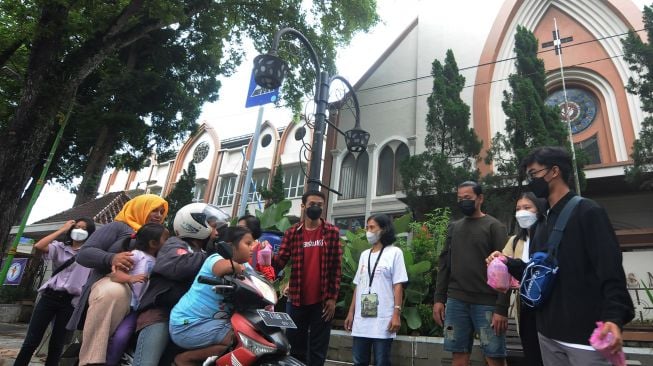 Umat Katolik membagikan takjil kepada warga di Salatiga, Jawa Tengah, Senin (4/4/2022).  ANTARA FOTO/Aloysius Jarot Nugroho
