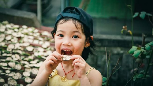 Bocah Cilik Ini Curhat Puasa Setengah Hari, Warganet Malah Salfok dengan Makanannya