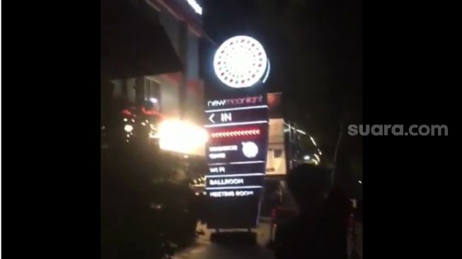 Langsung Kena Mental! Viral Video Warga Bangunkan Sahur di Depan Hotel: Yang Open BO Ayo Sahur