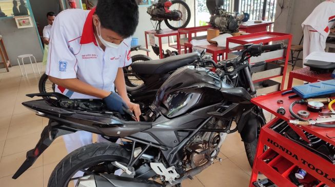 PT AHM bagikan ratusan motor ke sekolah vokasi (Dok. Astra Motor Yogyakarta)