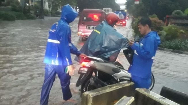 Diguyur Hujan Deras Sejak Sore, Ruas Jalan D.I Panjaitan Banjir Setinggi 50 cm