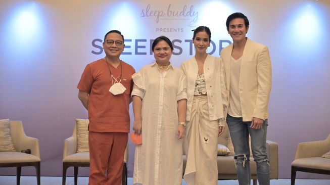 Vino G Bastian dan Marsha Timothy bersama dr Andreas Prasadja dan Indah Catur Agustin selaku founder Sleep Buddy di acara talkshow bertajuk "Sleepy Talk" yang digelar di Jakarta 2 April 2022. [dokumentasi pribadi]