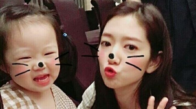 Segera Jadi Ibu, Intip 9 Potret Park Shin Hye Momong Anak Kecil