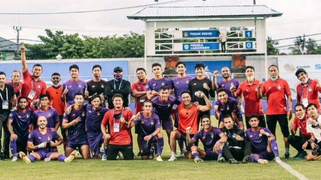 Jajaran manajemen dan para Pemain Persik Kediri [Foto: ANTARA]