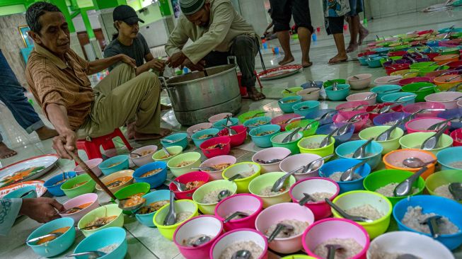 Pengurus masjid menyiapkan bubur India sebagai tradisi sajian berbuka puasa di Masjid Jami Pekojan, Purwodinatan, Semarang, Jawa Tengah, Senin (4/4/2022).  ANTARA FOTO/Aji Styawan
