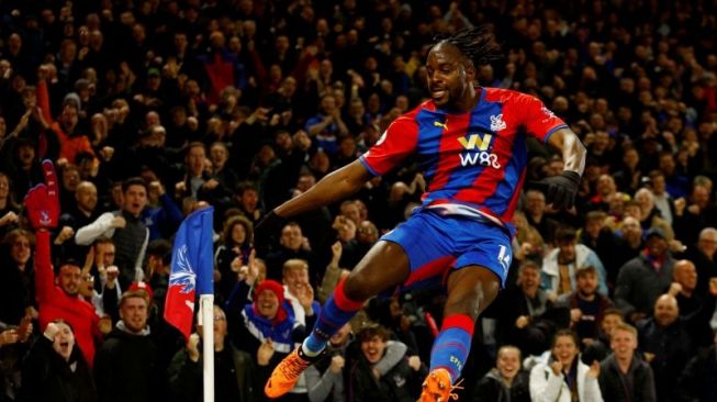 Penyerang Crystal Palace Jean-Philippe Mateta merayakan keberhasilannya mencetak gol pada pertandingan melawan Arsenal yang berkesudahan dengan skor 3-0 pada pekan ke-31 Liga Inggris di Stadion Selhurst Park, London, Senin (4/4/2022). (ANTARA/Action Images via Reuters/ANDREW BOYERS) 