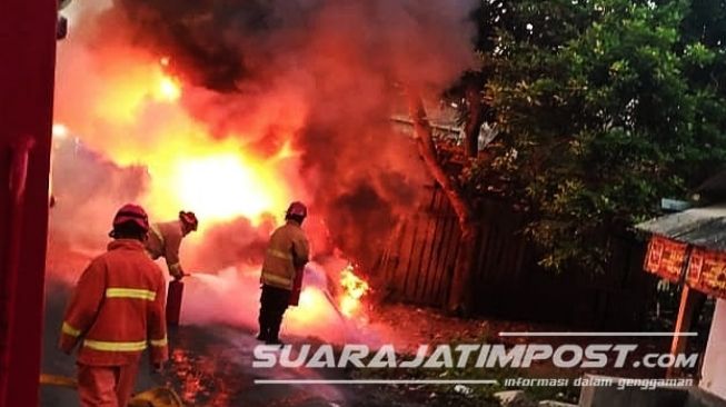 Minibus Terbakar di Jalur Bondowoso - Jember, Sopir Malah Kabur