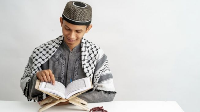 Bisa Menenangkan Jiwa dan Pikiran, Ini 5 Keutamaan Baca Al Quran Pada Saat Nuzulul Quran