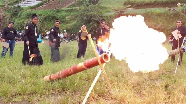 Mengenal Festival Long Bumbung Lereng Gunung Lawu: Pekakkan Telinga, Namun Disambut Antusias Warga