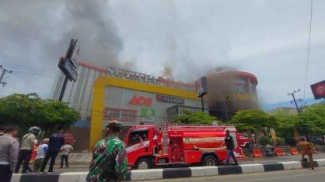 Api di Suzuya Padam, Petugas Masih Lakukan Pendinginan