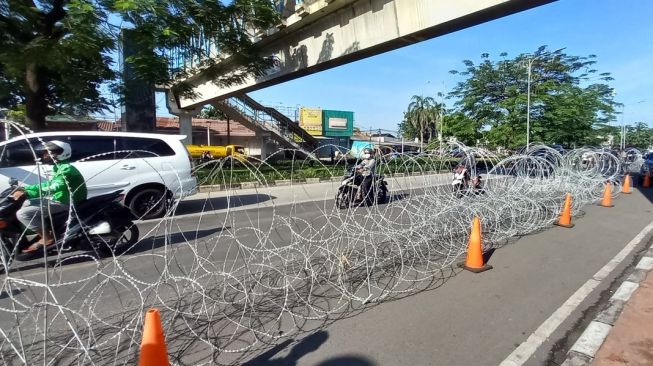 Sidang Vonis Munarman Hari Ini, PN Jaktim Dijaga Ketat Ratusan Aparat, Kawat Berduri Membentang Sepanjang Jalan