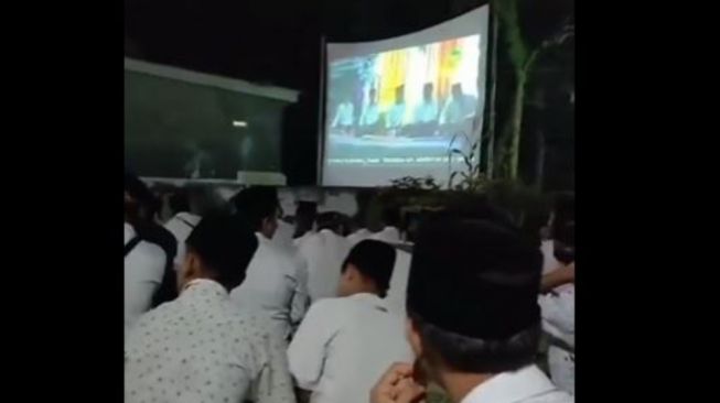 Aksi Dua SPG Tawarkan Rokok pada Jamaah Pengajian Bikin Warganet Geram